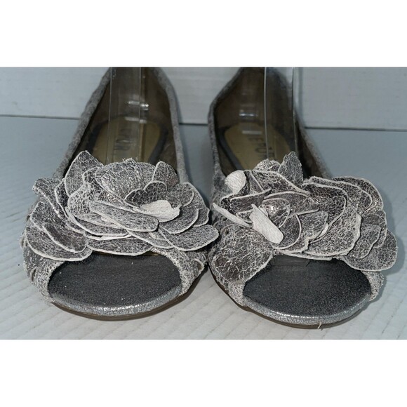 Report Flats Women’s Size 9 Silver Leather Peep Toe Ballet Flower Cutout Shoes - Picture 3 of 14